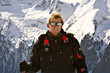 Skifahrer vor Bergwand