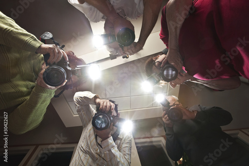 Foto: Paparazzi Photographers Shooting a Victim of Crime Paparazzi Photographers Shooting a Victim of Crime