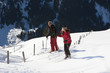 Skifahrer schauen sich in Schneelandschaft um