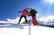 Zwei Skifahrer steigen Schneehang hoch