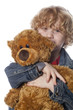 enfant se consolant avec sa peluche