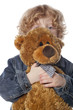 petit garçon se protégeant derrière sa peluche
