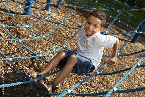 Foto: Young boy playing at a park Young boy playing at a park
