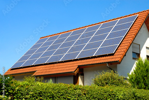 Photo: Solardach auf einem Einfamilienhaus Solardach auf einem Einfamilienhaus