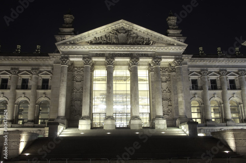 Foto: Eigangsportal des Reichstages bei Nacht Eigangsportal des Reichstages bei Nacht