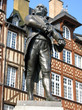 statue sur fond de colombages