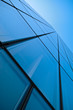 Façade d'immeuble en verre sur ciel bleu (La Défense)