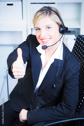Foto: blonde frau mit headset zeigt daumen hoch blonde frau mit headset zeigt daumen hoch