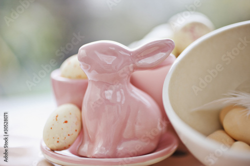 Foto: Close up of porcelain Easter bunny and candy eggs Close up of porcelain Easter bunny and candy eggs