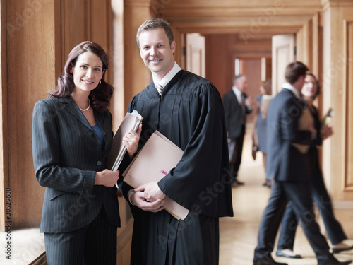 Foto: Smiling judge and lawyer in corridor Smiling judge and lawyer in corridor