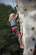 Foto: Kind an Kletterwand Kind an Kletterwand