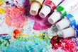 Farbpalette mit verschiedenen Farbtuben