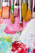 Foto: Farbpalette mit vielen Pinseln Farbpalette mit vielen Pinseln