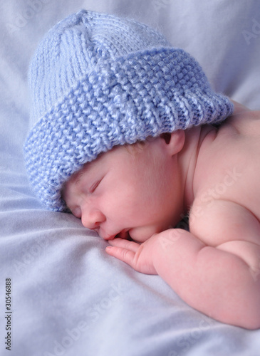 Foto: Newborn Baby Sleeping on Blue Newborn Baby Sleeping on Blue