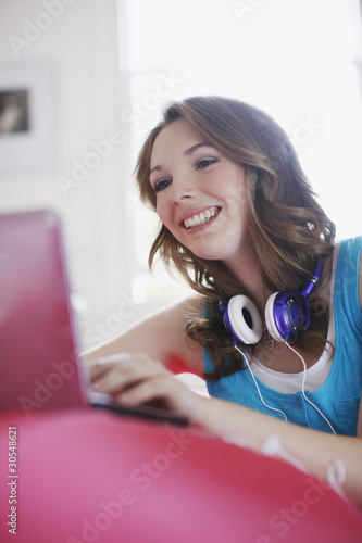 Foto: Teenage girl typing on laptop Teenage girl typing on laptop