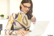 Frau mit Laptop
