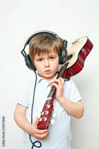 Photo: Junge mit Gitarre Junge mit Gitarre