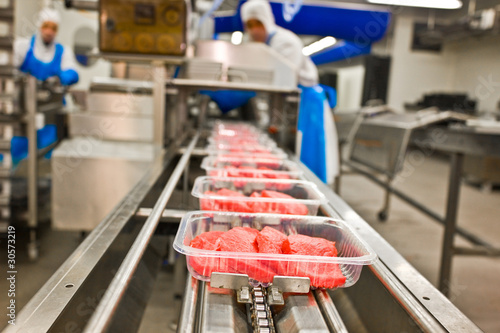 Photo: Fleischverpackungen auf Fliessband Fleischverpackungen auf Fliessband