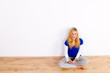 blonde junge frau liest ein buch