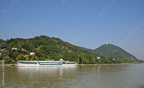 Photo: Wien: Kreuzfahrtschiff am Anleger, Hintergrund Klosterneuburg Wien: Kreuzfahrtschiff am Anleger, Hintergrund Klosterneuburg
