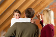 Junge Familie in einem Rohbau