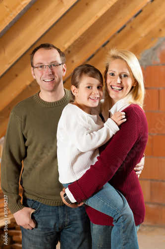 Foto: Junge Familie in einem Rohbau Junge Familie in einem Rohbau