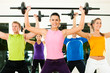 Mit Langhantel im Fitnessstudio