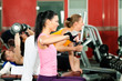 Leute mit Gewichten im Fitnessstudio