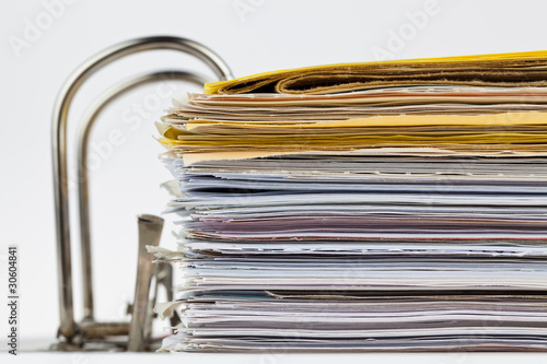 Foto: Akten Ordner mit Schriftstücken und Dokumenten Akten Ordner mit Schriftstücken und Dokumenten