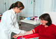 Foto: Blutabnahme beim Blutspenden in Blutlabor Blutabnahme beim Blutspenden in Blutlabor