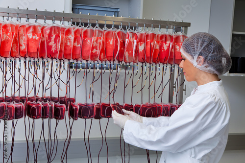 Foto: Untersuchung vom Spenderblut im Blutlabor Untersuchung vom Spenderblut im Blutlabor