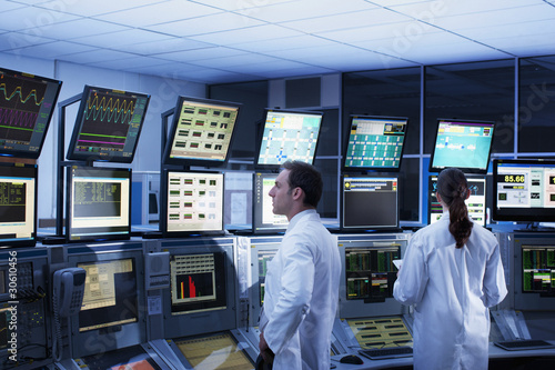 Foto: Scientists monitoring computers in control room Scientists monitoring computers in control room