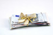 Foto: geldscheine als Geschenk eingepackt geldscheine als Geschenk eingepackt