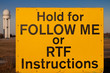 Flughafenschild "Hold for Follow me or RTF" Flughafenschild "Hold for Follow me or RTF"