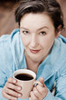 schöne frau mit einer tasse kaffee