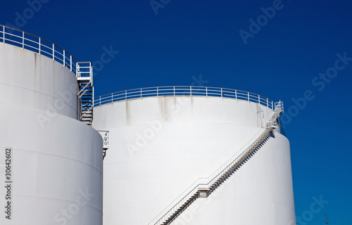 Foto: White storage tanks White storage tanks
