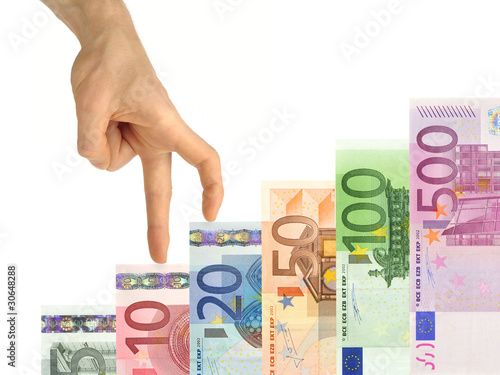 Photo: Hand steigt die Erfolgstreppe aus Geldscheinen hoch Hand steigt die Erfolgstreppe aus Geldscheinen hoch