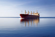 Foto: cargo ship sailing in still water cargo ship sailing in still water