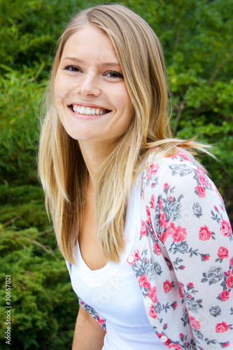 Foto: portrait of funny beautiful woman at the park portrait of funny beautiful woman at the park