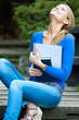 Foto: portrait of beautiful student at the park portrait of beautiful student at the park