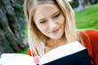 Foto: young student with books in the park young student with books in the park