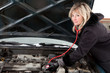 Foto: Woman figuring out what`s wrong with her car Woman figuring out what`s wrong with her car