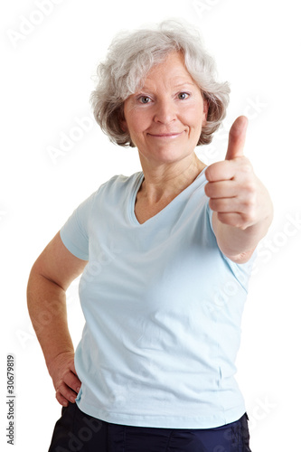 Foto: Sportliche Seniorin hält Daumen hoch Sportliche Seniorin hält Daumen hoch