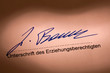 Unterschreiben eines schulischen Dokumentes