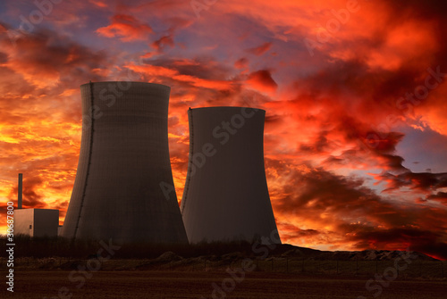 Foto: AKW mit dramatisch rotem Himmel AKW mit dramatisch rotem Himmel