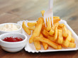 Pommes Frites mit Ketchup und Majonaise