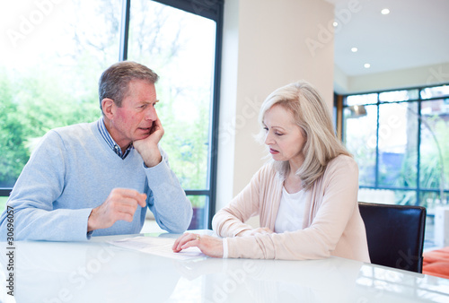 Foto: Couple at table arguing Couple at table arguing