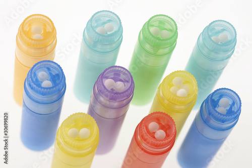 Photo: HOMÉOPATHIE- granules dans tubes ouverts. HOMÉOPATHIE- granules dans tubes ouverts.