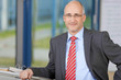 entspannter manager am rednerpult