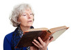 Seniorin liest ein Buch
